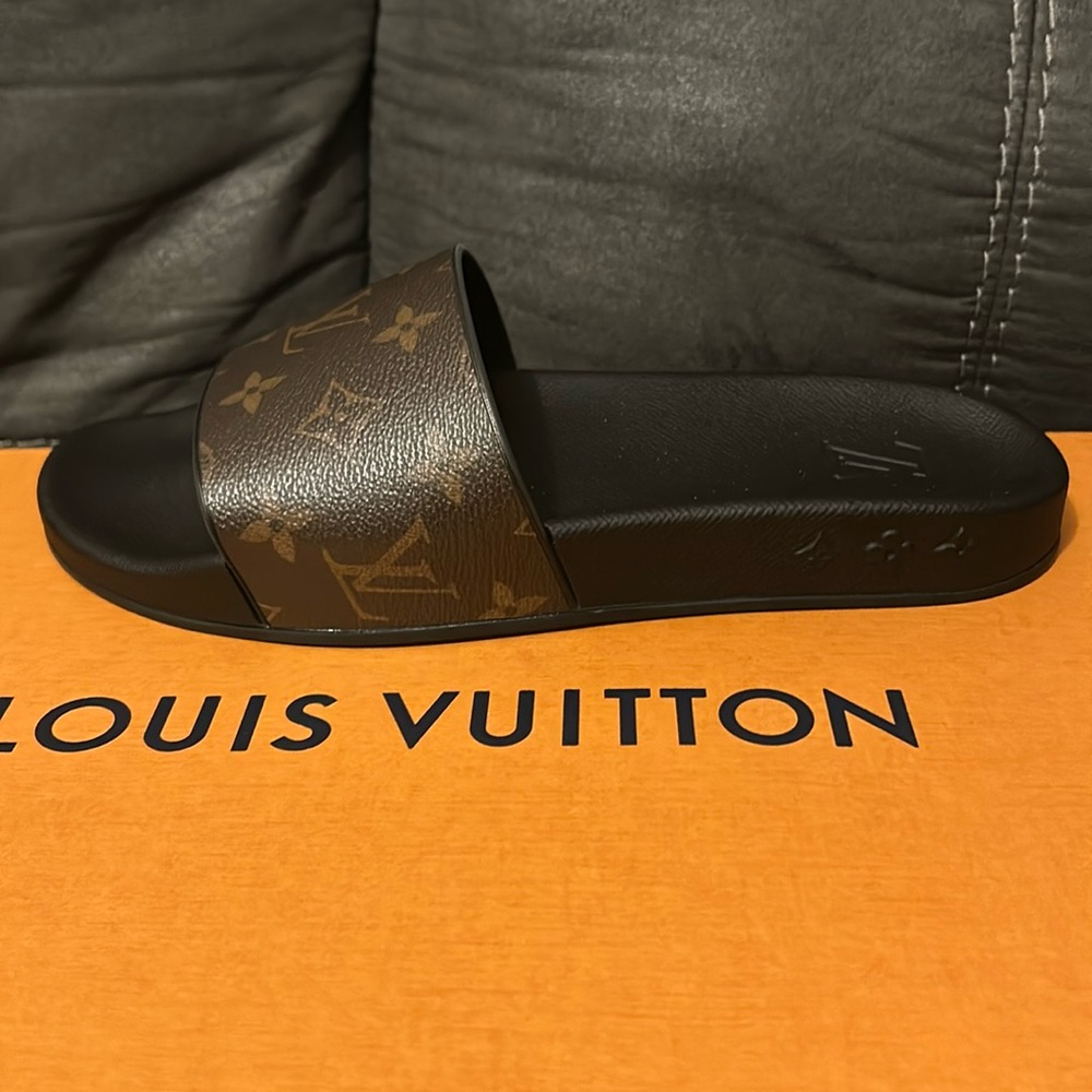 AUTHENTIC LOUIS VUITTON WOMENS SLIDES